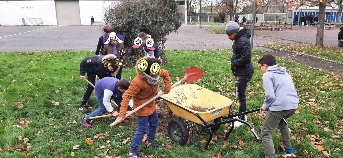 Préparation de la journée de la laïcité le vendredi 9 décembre.  On a travaillé les techniques de maniement de la pelle !
#laïcité