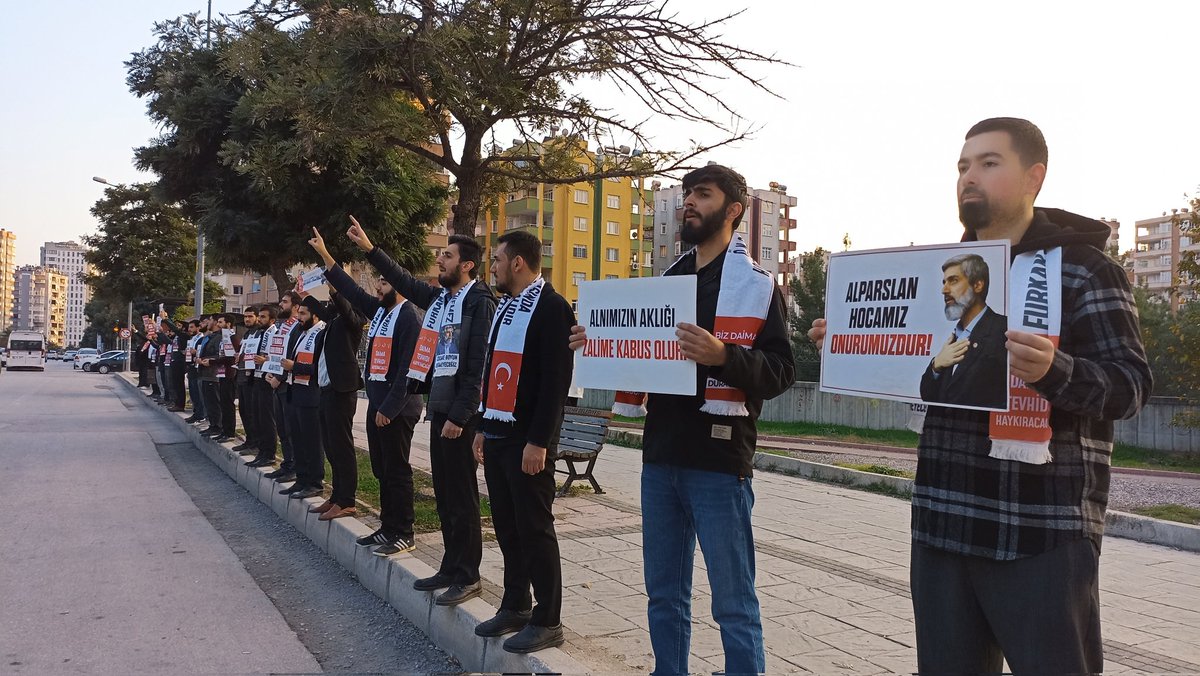 MedyaFurkan's tweet photo. Özgürlük Mücadelesinde Bugün! 

Alparslan Kuytul Hocaefendi ve 9 kardeşimizin haksız tutukluluklarının 13 Ocak'ta görülecek mahkeme kararıyla son bulması adına Adana'da #ÖzgürlükYürüyüşü ve #AdaletBekleyişi gerçekleştirildi.

#AlparslanHocayaÖzgürlük https://t.co/CMiqYMaDOn