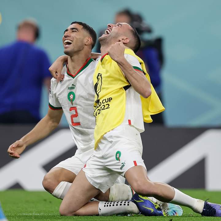 VictoryDergi's tweet photo. "En nihayetinde futbol böyledir. En kötü günlerde, zor hayat şartlarında bile insanlara bir sevinç kaynağı olabilir. Mağrip, şimdi mağlup olma kaderini kırmak ve Dünya Kupası’nda batılılara gücünü göstermek istiyor." @yusasahinn

#FIFAWorldCup 

Fas, Çeyrek Final'de... https://t.co/JdkNgbiSlJ