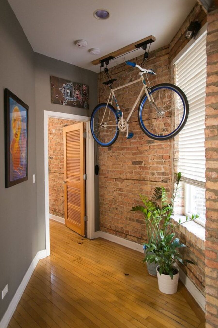 10 ideas para colgar una bicicleta y guardarla en casa
