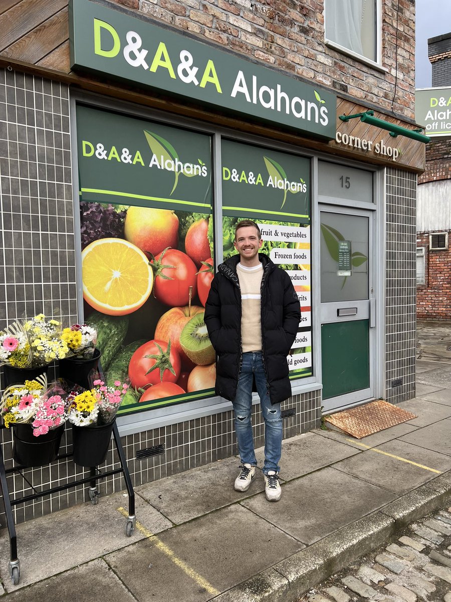 caple96's tweet image. I did the Coronation Street tour on Sunday and honestly there’s not a soul in the office who hasn’t heard about it

I just can’t help but force this information upon people