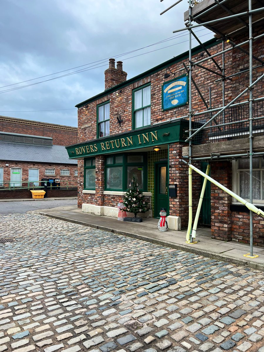caple96's tweet image. I did the Coronation Street tour on Sunday and honestly there’s not a soul in the office who hasn’t heard about it

I just can’t help but force this information upon people