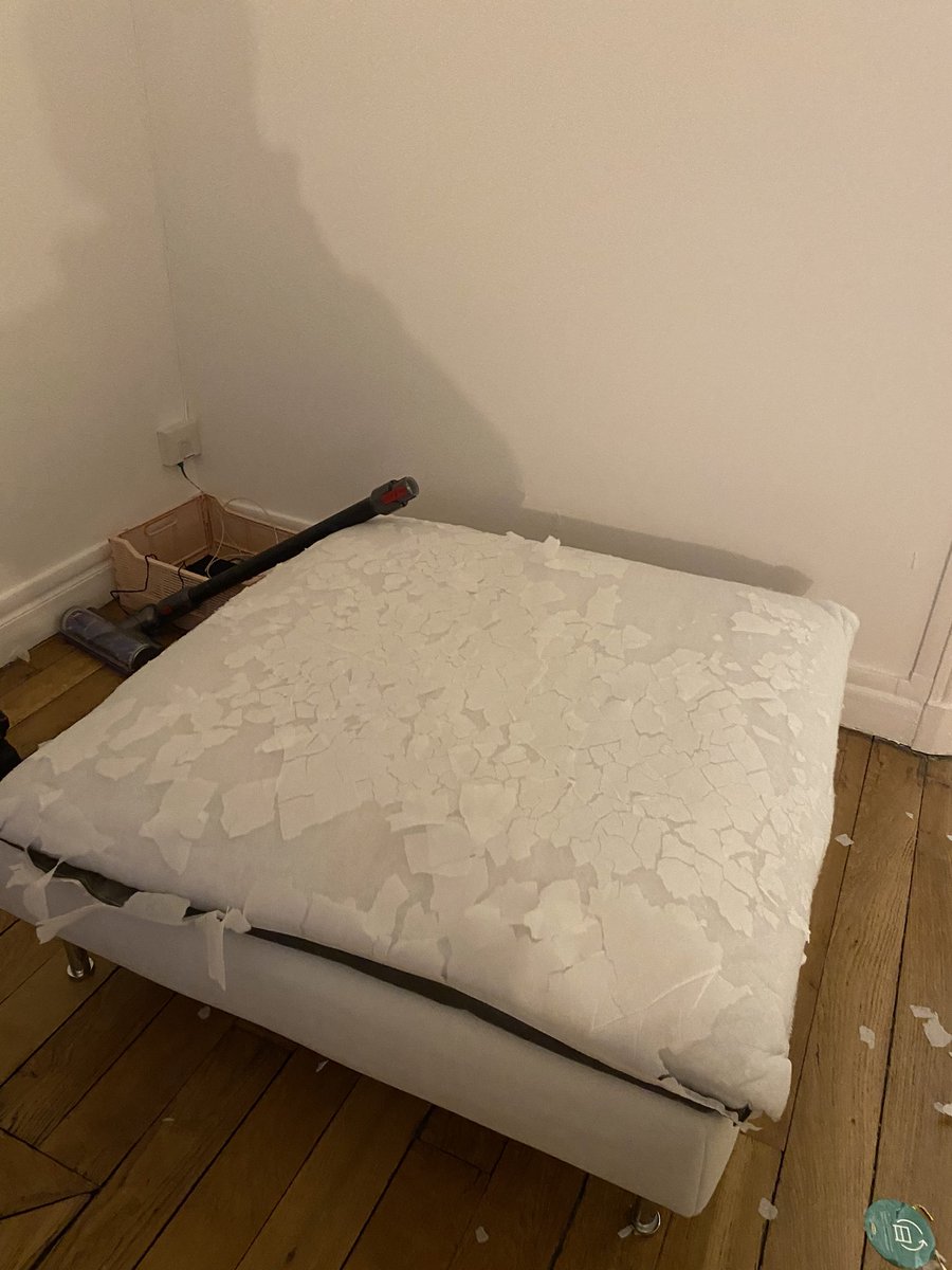 Amautad's tweet photo. @IKEA_France bonsoir,
J’ai acheté un repose-pieds de la gamme söderhamn dans l’espace seconde main du magasin de Franconville. J’ai mis à la housse à laver et là mauvaise surprise. Regardez l’état du coussin 😵. Que puis-je faire ? https://t.co/1IPB8YPZEq