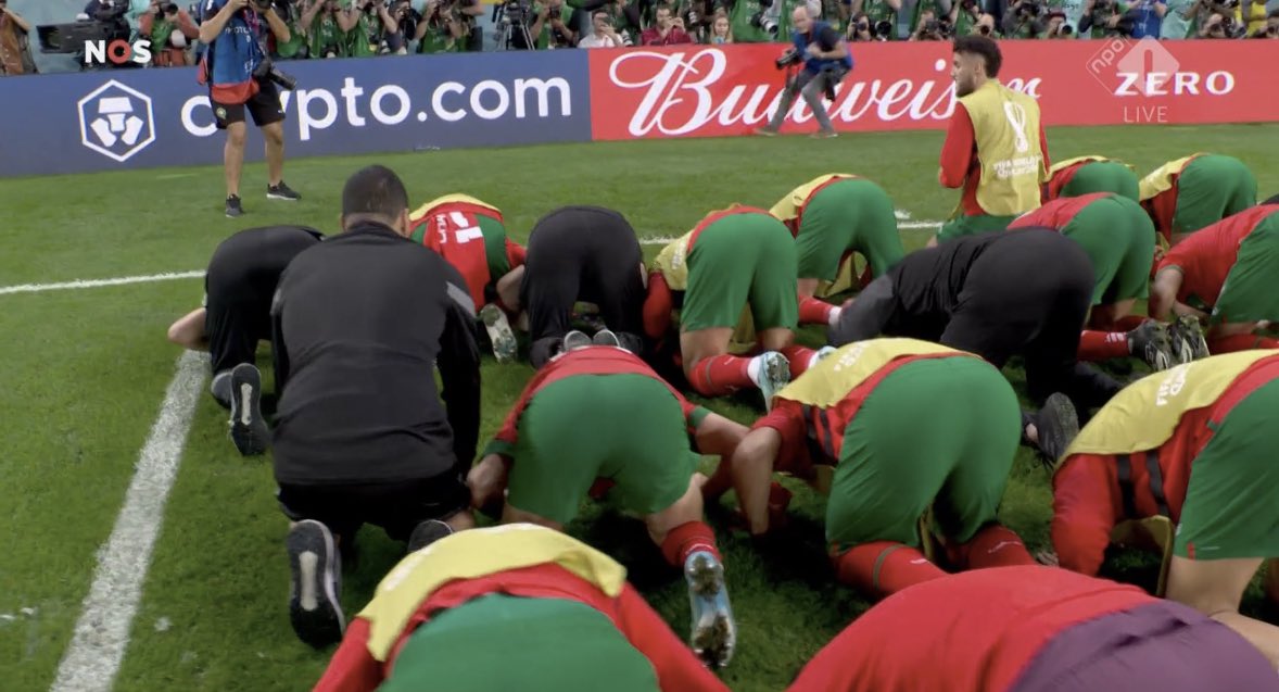 الفرحة فرحة كل العرب مبروك لنا اجمعين

اول منتخب عربي في التاريخ يصل لربع نهائي كأس العالم🇲🇦
#المغرب