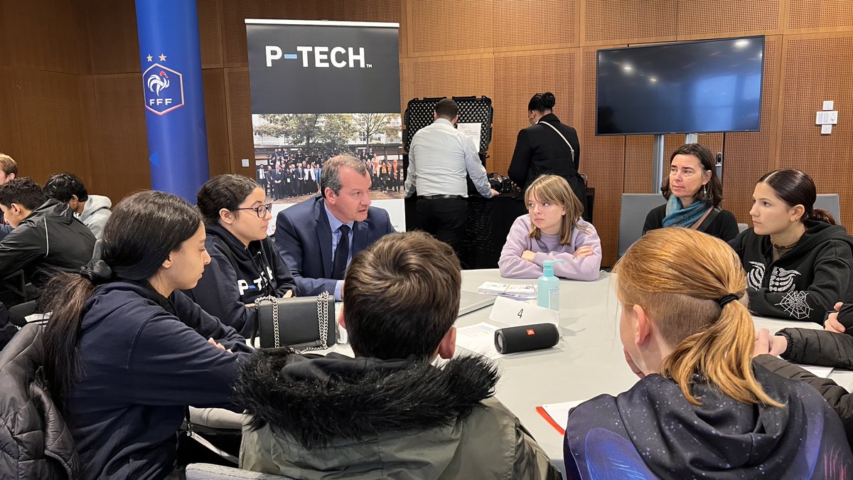 acversailles's tweet photo. #SemaineDesLycéesProfessionnels
Près de 300 collégiens étaient présents aujourd'hui au Centre National du Football de Clairefontaine pour les JOP des métiers et des formations, afin de rencontrer les professionnels du site, et d'échanger avec lycéens et enseignants de la #VoiePro https://t.co/b4nQdzAZfy