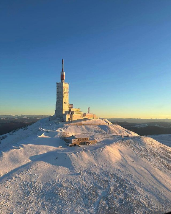 MaRegionSud's tweet photo. 🏔️❄️ Été comme hiver... C'est qui le plus beau ? Le Mont-Ventoux ! 😎

📍Parc Naturel Régional du Mont #Ventoux
📸 CharlesA https://t.co/5OWlZipveQ