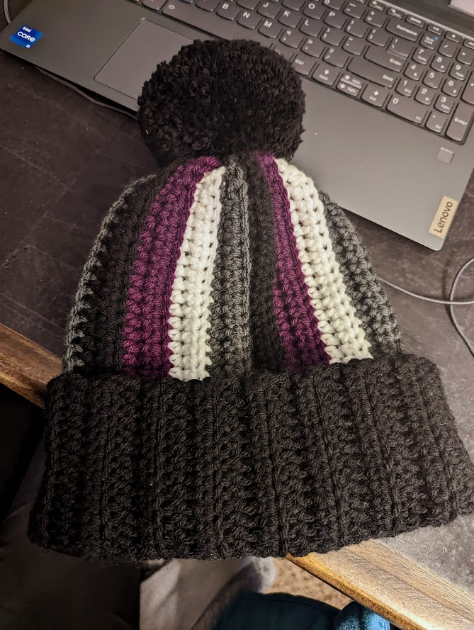 \o/ Last crocheted gift is done! Now to finish all these sewing projects I started... 🤡