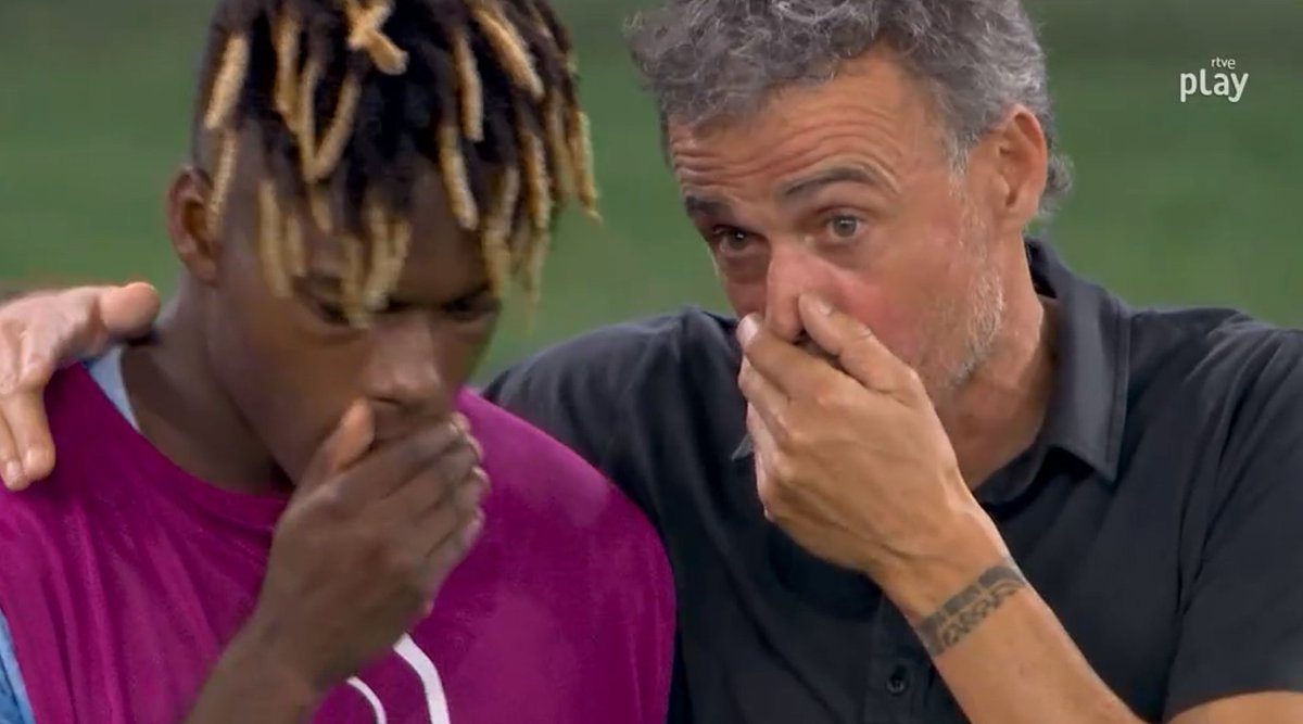 Adrogomo's tweet photo. Perdemos en penaltis y estos dos se ponen a hacer beatbox con Morata llorando en el banquillo, esto es de coña mala https://t.co/Z7golIcYJZ