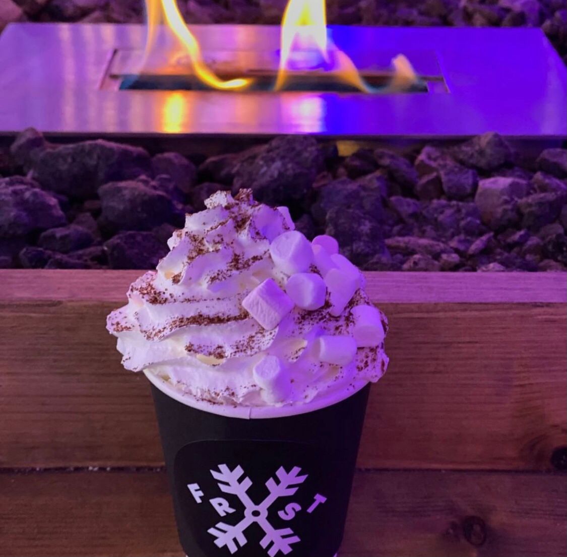 A Baileys hot chocolate, cream and marshmallows ... what more could you want! 😍

*Available with or without Baileys.

.
.
.
#frost #frostsalisbury #popupbar #tipi #drinks #craftbeer #realale #salisburyevents #christmassalisbury #salisburycitycouncil