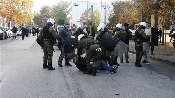 zoikark's tweet photo. Δε φτάνει που σκότωσαν το παιδί του για 20 ευρώ, του απαγορεύουν και να διαμαρτυρηθεί συνηθισμένοι απο τους κ.Παντελήδες και το "σφάξε με αγά μου να αγιάσω. Αυτό είναι το αστυνομικό κράτος της Δεξιάς. #16χρονος https://t.co/2f1HqJ6VLn