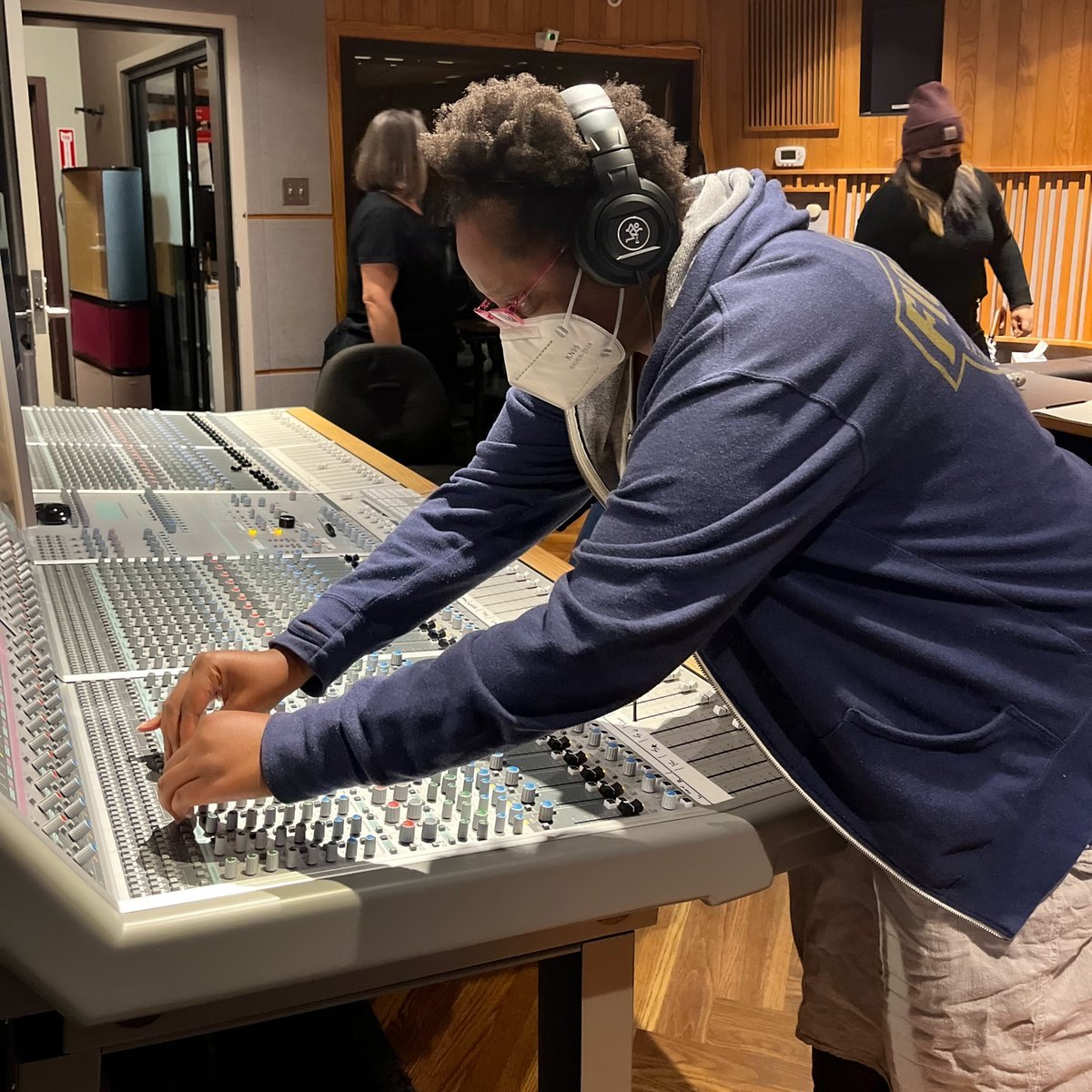 womensaudio's tweet photo. โEveryone has a creative impulse, and has the right to create, and should.โ - Patti Smith
Shoutout to our Academy Level 2 Class for making things happen! ๐๐๐
.
.
.
#adulteducation #wam #wamstudio #inthestudio #changingthefaceofsound https://t.co/PcXObYSU4V