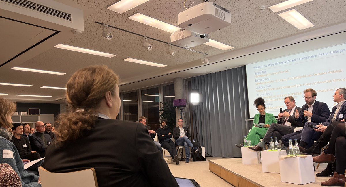 FahrradClub's tweet photo. Das war das #ADFCSymposium 2022. Vielen Dank an alle, die dabei waren und den Abend so inspirierend gestaltet haben – vor Ort, zugeschaltet oder im Livestream! 🧡🚴 https://t.co/NesDrzgtgO