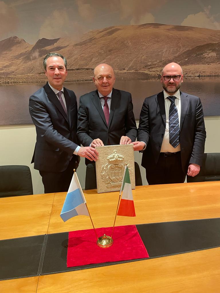 📍Oggi al @MiTE_IT l'incontro con <a href="/dorolonfernini/">teodoro lonfernini</a>, Segretario di stato sammarinese per il lavoro e Stefano Canti, Segretario di Stato sammarinese per l'ambiente, per riaffermare l’eccellente collaborazione tra i due Stati nel settore dell’#energia e dell’#ambiente.

#SanMarino