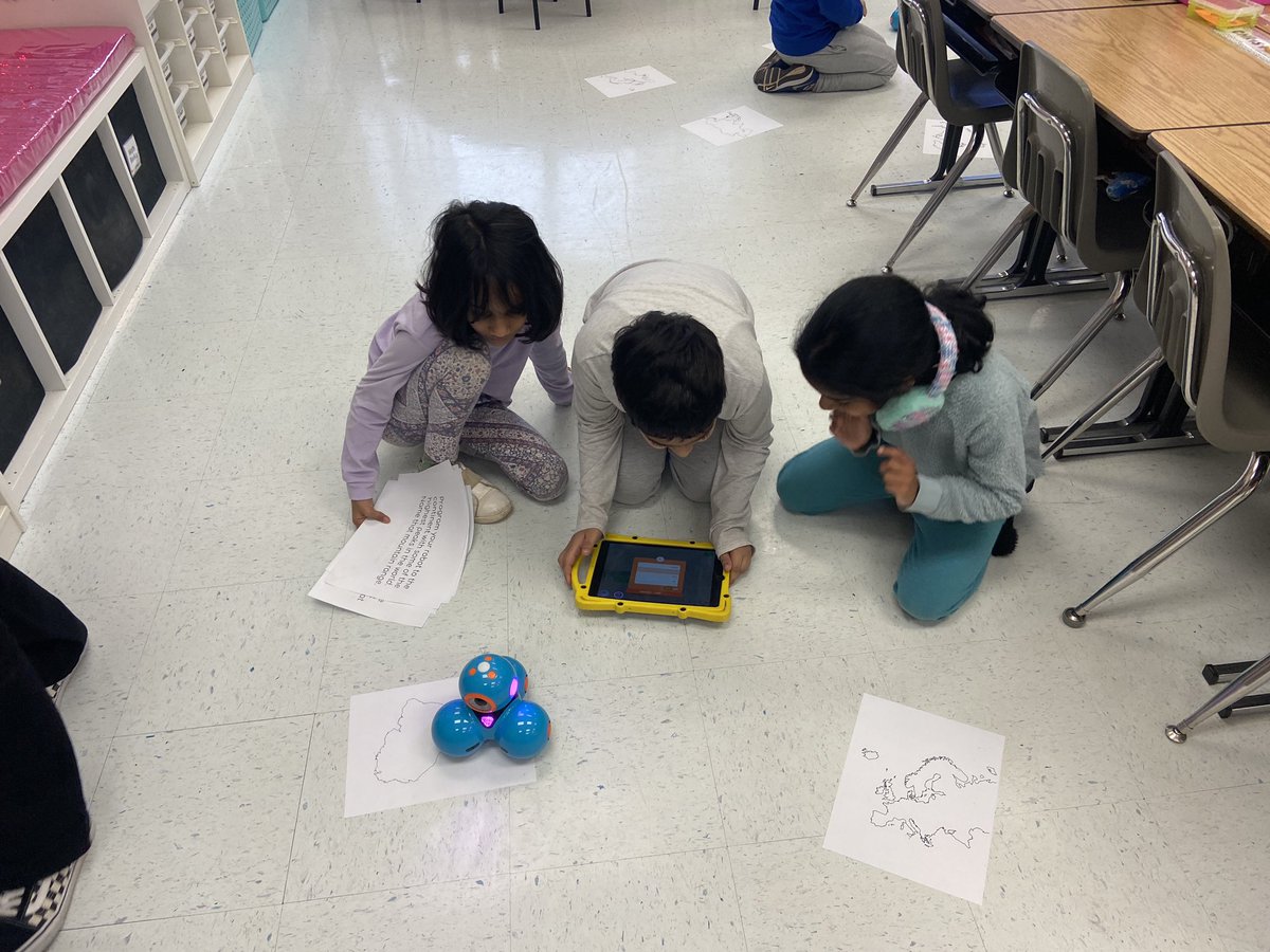 CSLCPS's tweet image. Every 3rd grader is collaborating with each other! Mrs. Vayer integrated locating geographical features with Algorithms! Our future is bright!@csforlcps @CedarLaneES @MrsVayersClass #HOC