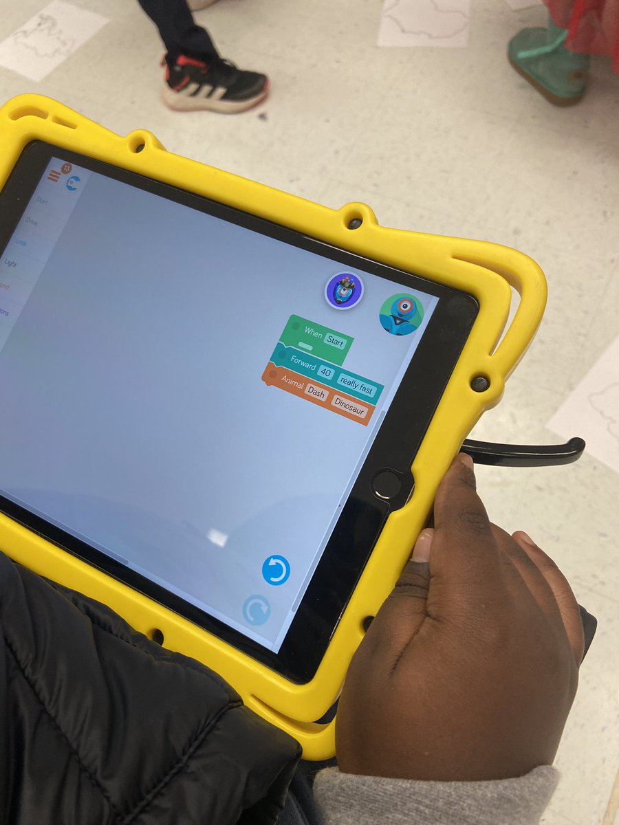 CSLCPS's tweet image. Every 3rd grader is collaborating with each other! Mrs. Vayer integrated locating geographical features with Algorithms! Our future is bright!@csforlcps @CedarLaneES @MrsVayersClass #HOC