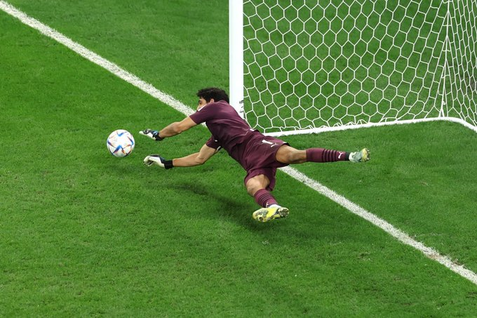 StatmanDave's tweet photo. Spain have become the 3rd team to lose 3 consecutive World Cup penalty shootouts:

🥇 Italy - 1990, 1994, 1998
🥈 England - 1990, 1998, 2006
🥉 Spain - 2002, 2018, 2022

Not a list you want to be on. 😬 https://t.co/rcwFhRPHlu
