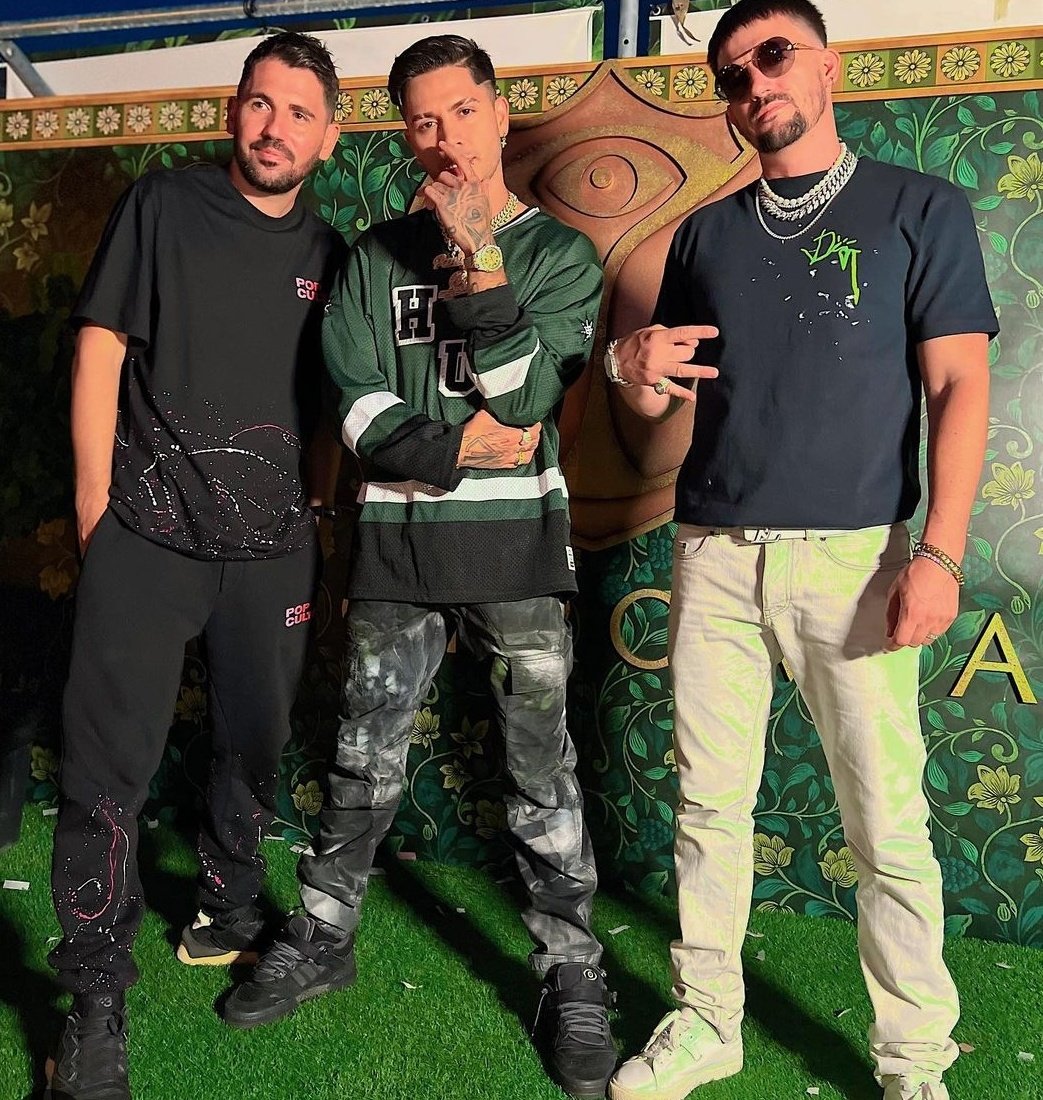 jdregards's tweet photo. –Jd Pantoja con Dimitri Vegas y Like Mike en Tomorrowland. https://t.co/LPsrsE2QBV