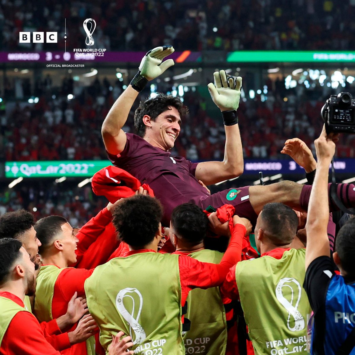 BBCMOTD's tweet photo. It's a 𝗯𝗲𝗮𝘂𝘁𝗶𝗳𝘂𝗹 𝗱𝗮𝘆 for Bono 👏

#BBCWorldCup #BBCFootball https://t.co/COAJh3LKyn