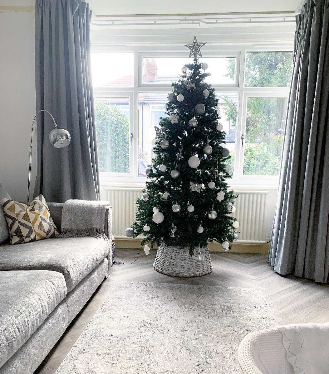 adele1985's tweet image. She’s up! Anyone else feeling super festive!!! 🎄🥂🥳😆🎅🏽