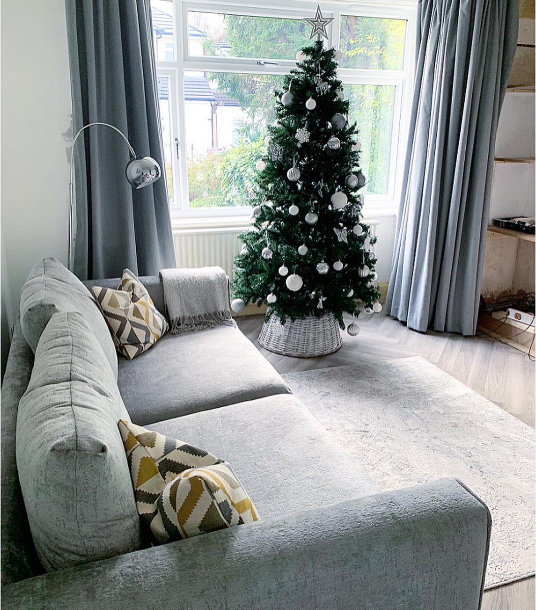 adele1985's tweet image. She’s up! Anyone else feeling super festive!!! 🎄🥂🥳😆🎅🏽