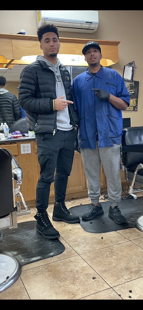 JamesDanielsPop's tweet photo. “Big Kid” @jalendaniels_ in The Valley of The Sun getting back to business! Rocking his @GamecockFB sweatshirt! #Underdig #GodsPlan 🏈💈 https://t.co/w4vSVcCDxF