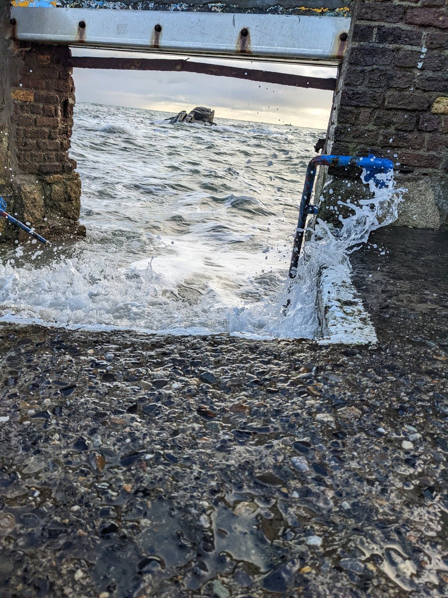 DeafDeirdre's tweet photo. Winter is hitting us and we keep swimming 💙 #40foot #ladiessteps #mentalhealth https://t.co/KFT8RKzxVC