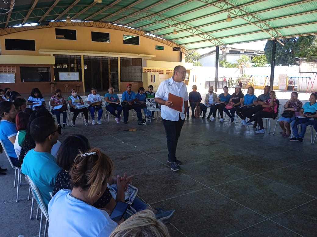 leoalvacabrera's tweet photo. #06Dic Seguimos activados con los directores de los diferentes municipios organizando el cierre pedagógico del 1er momento a través del Convite Hallaquero y parrandón escolar. ¡En Aragua la Educación no se Detiene! #NavidadEpocaDeReencuentro @NicolasMaduro @_LaAvanzadora https://t.co/uI2gSen91I