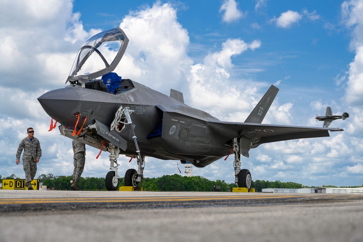 SunnFunFlyIn's tweet image. Can you tell what variant of the F-35 this is? How? Seen at #SNF19!