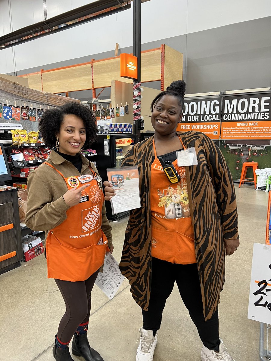 Giving out my first Homer Award as an OASM to Lanae Head Cashier for driving get GET behaviors🎉🎉🎉and her positivity brings excitement to the team. You Rock !!!! 🧡 <a href="/lrynsmock/">L. Ryan Smock</a> <a href="/White2Dawn/">Dawn White</a>