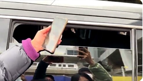 Jiminssi_ilove's tweet photo. Park Jimin ya llegó a New York, Estados Unidos, un gran grupo de "fans" lo estuvo esperando y es horrible ver la forma en que lo rodeaban vean. Él subió lo más rápido que pudo al vehículo y cuando quiso bajar el vidrio, unas chicas lo estaban filmando literal pegadas al auto. (+) https://t.co/oqAI1jGqYx