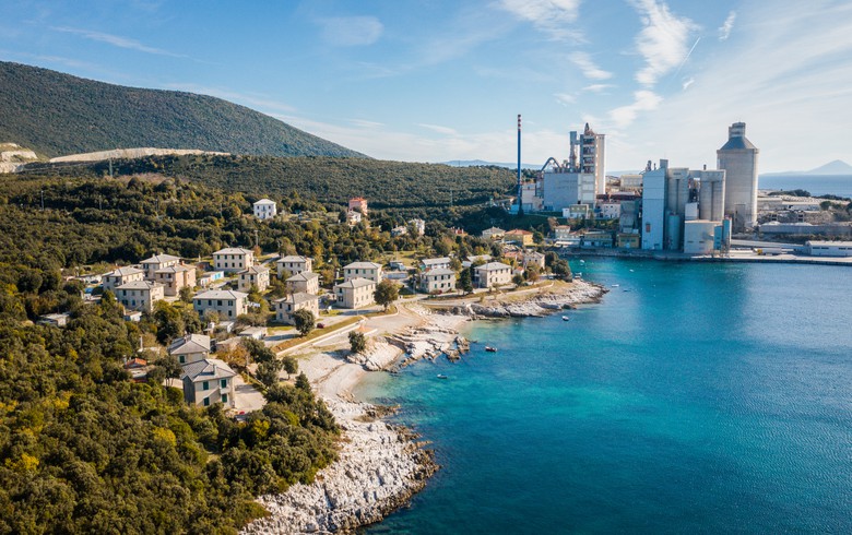 SanderHappaerts's tweet photo. Exceptionally, the JTF will support the deep decarbonisation of an #EUETS plant, to protect existing jobs (as previously approved in 🇸🇪)

The project will invest in carbon capture at the @Holcim cement factory in Istria🏭, bringing its emissions well below the ETS benchmark (5/6) https://t.co/QV1nrVoXJY