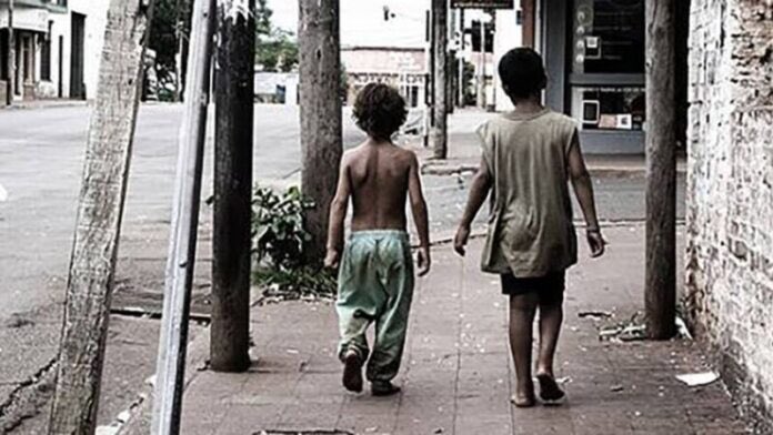 DaniGasparini's tweet photo. ¿Saben por qué es tan grave la falta de pago del Potenciar Trabajo q hace el gobierno? Porque de ahí comen la mitad de lxs pibes del pais. Con 43,3% de pobreza es inhumano ignorarlo. Este es el dato más importante del día. 🧵 https://t.co/6efzM8uS5W