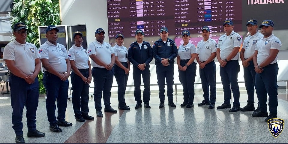 theswinder's tweet photo. Cumpliendo con las instrucciones de nuestro Sr. Director Central Policía de Turismo @PoliturRD Lic. Minoru Matsunaga, General  Policía Nacional, hemos reforzado en puntos estratégicos la Seguridad Turística en este AILA para mantener presencia y control efectivo del mismo. https://t.co/UY68O31XwE