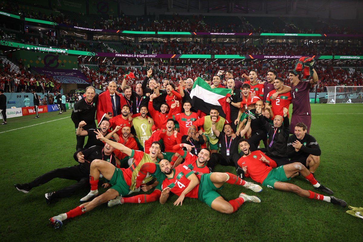 thesmallestboy's tweet photo. ¿cómo no querer a Marruecos si festejan el pase a cuartos (eliminando poéticamente a España) con la bandera de Palestina? voy con este equipo hasta donde tope. https://t.co/QkkhjKyuqy