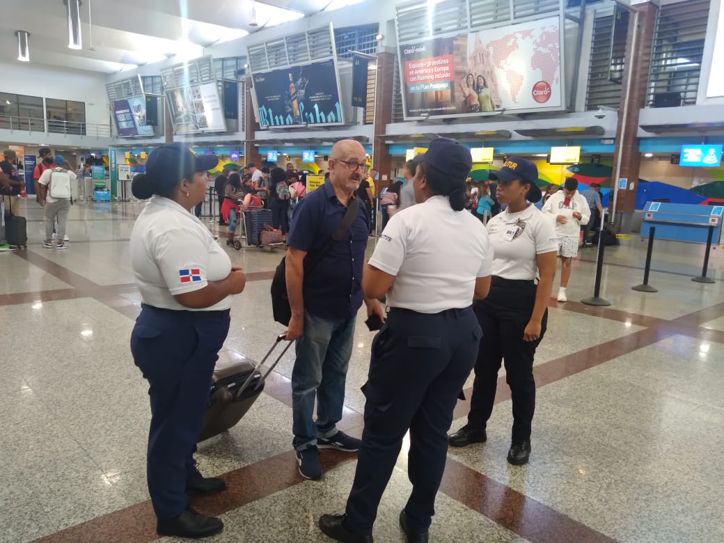 theswinder's tweet photo. Cumpliendo con las instrucciones de nuestro Sr. Director Central Policía de Turismo @PoliturRD Lic. Minoru Matsunaga, General  Policía Nacional, hemos reforzado en puntos estratégicos la Seguridad Turística en este AILA para mantener presencia y control efectivo del mismo. https://t.co/UY68O31XwE