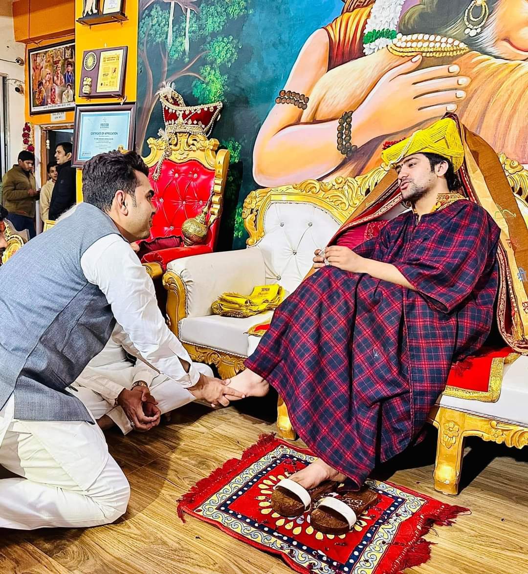 BHARGAVABHISHEK's tweet photo. कल दोपहर 12 बजे #पूज्य_बागेश्वर_धाम_सरकार श्री धीरेन्द्र कृष्ण शास्त्री जी मह��राज भगवत रसिक धाम गढ़ाकोटा में आयोजित पूज्य गुरुदेव मलूक पीठाधीश्वर जगद्गुरु देवाचार्य श्री राजेंद्रदास जी महाराज के मुखारविंद से श्रीमद भागवत कथा श्रवण करने व हम सभी को आशीर्वाद देने हेतु पधार रहे हैं। https://t.co/PYeXQS3yp3