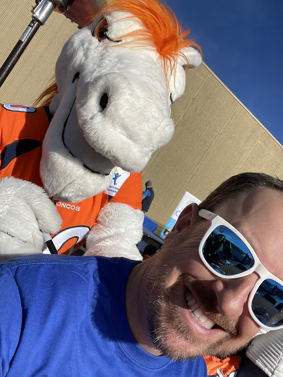 AeRoss's tweet photo. Had a great time volunteering with @Cigna and @Broncos at the Food Bank! https://t.co/E2HCvb6ZMW