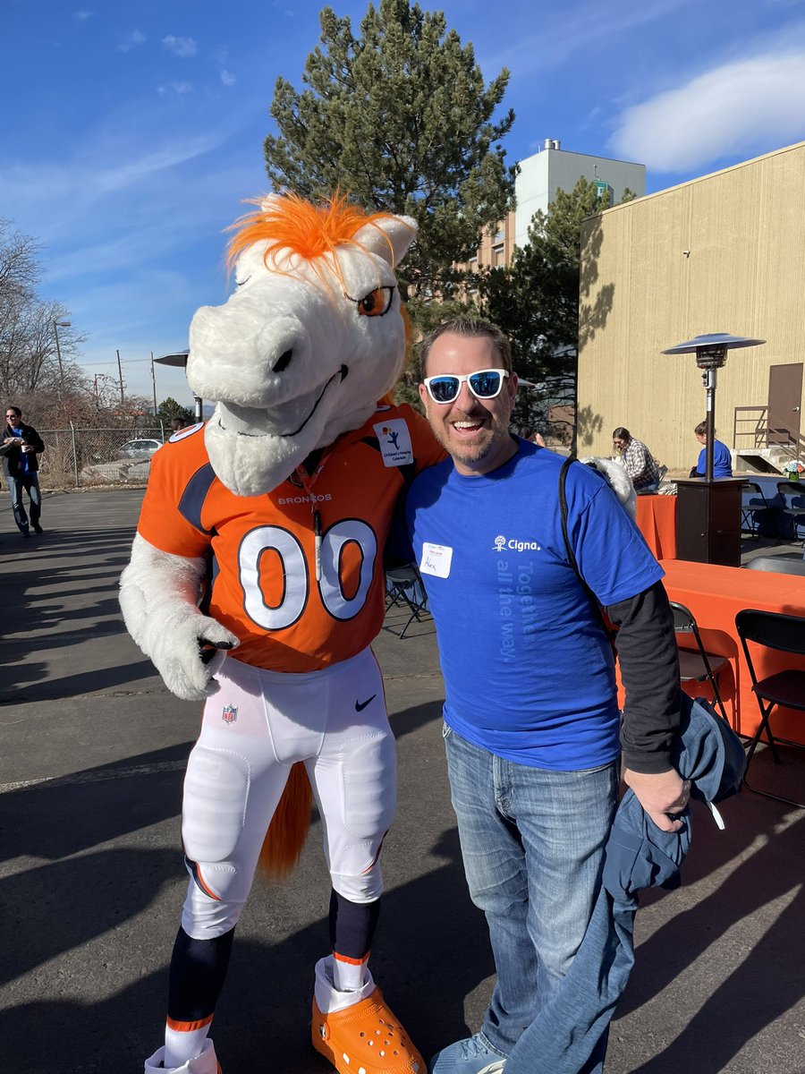 AeRoss's tweet photo. Had a great time volunteering with @Cigna and @Broncos at the Food Bank! https://t.co/E2HCvb6ZMW