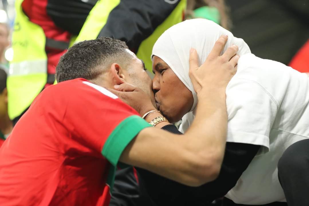 ScreenMix's tweet photo. لقطة اليوم:

أشرف حكيمي ووالدته عقب تأهل المغرب التاريخي ❤🇲🇦 https://t.co/SpNySe6diu
