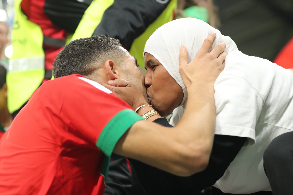 JacobsBen's tweet photo. Achraf Hakimi went straight to his mum to celebrate Morocco's historic win.🥰🇲🇦 https://t.co/pYRcW4GxfE