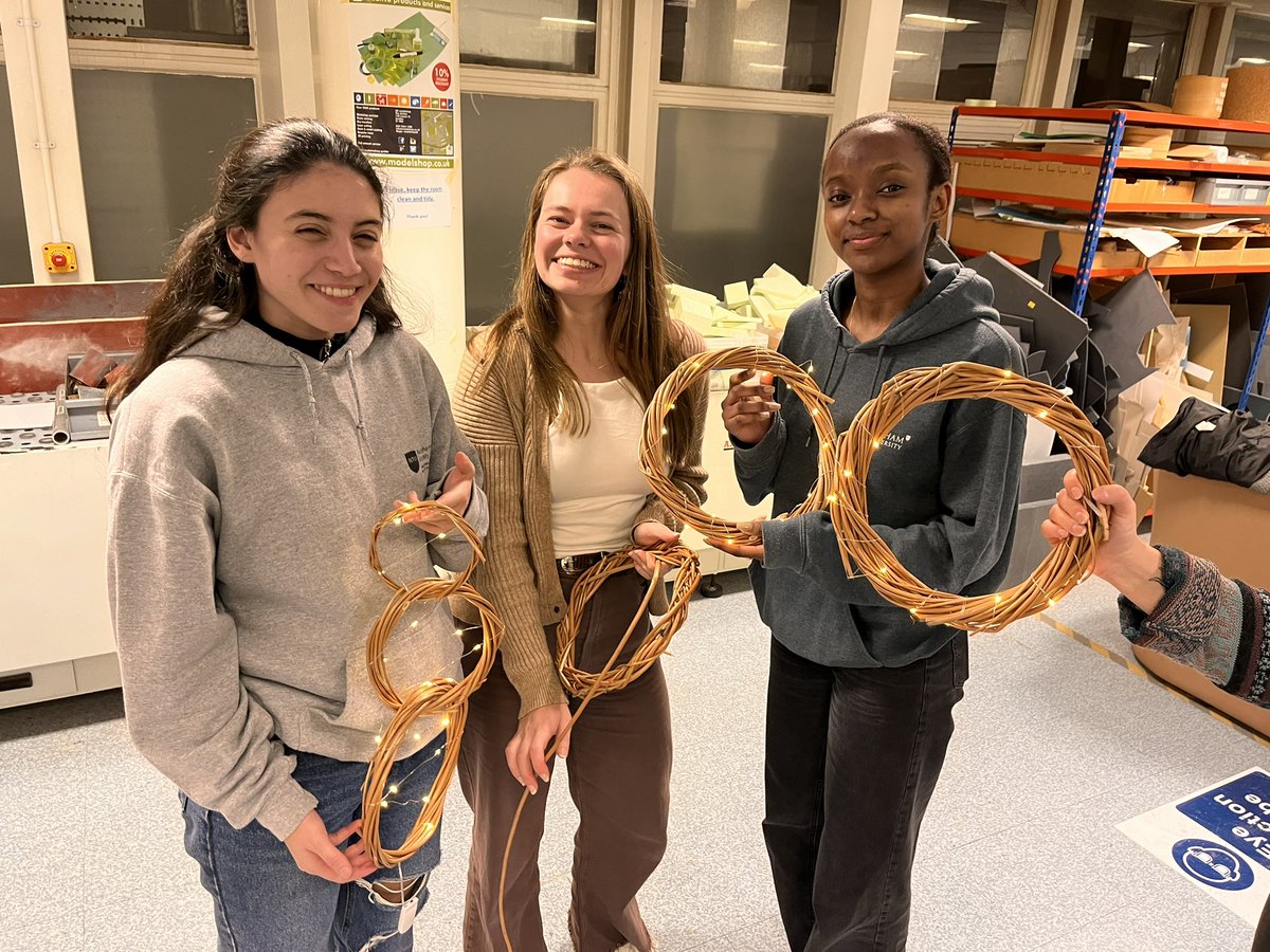 kerry_truman's tweet image. yesterday I hosted a small group #willowweaving session with less people than I had planned for.. that meant I had enough leftover for an impromptu #MondayMakers session after work.. students from #ProductDesign and #Architecture getting creative..!? #NTUcommunity #MakersHour 🙌