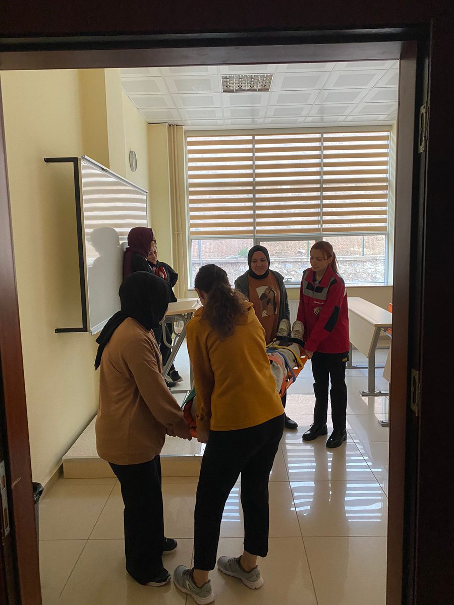 Gümüşhane Üniversitesi Acil Yardım ve Afet Yönetimi öğrencileri;
Triaj ve Olay yeri triaj uygulama eğitimlerini başarıyla tamamladılar.
#DAKİK #ACİLYARDIMVEAFETYÖNETİMİ
#EĞİTİM
#GUMUSHANE