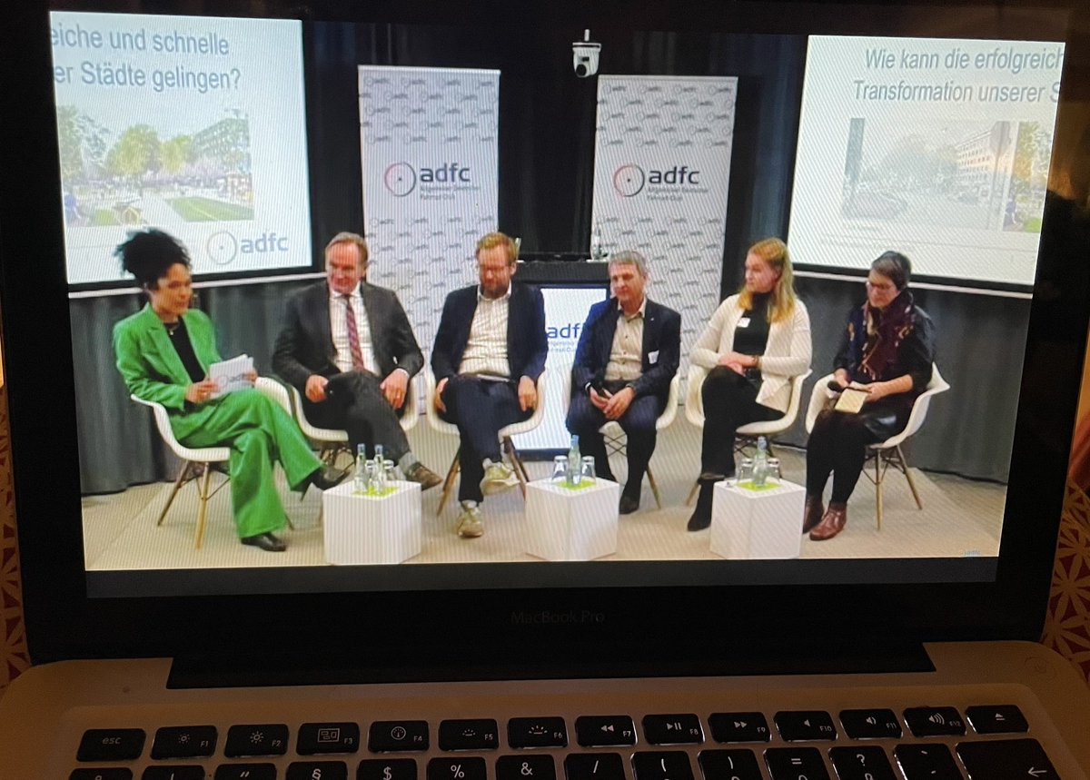 FrauKrone's tweet photo. Sagt @Burkhard_Jung beim #ADFCSymposium: „Wenn ich auf dem Leipziger Ring eine von vier Fahrspuren begrüne, geht das bis zu Morddrohungen.“
Leute, lasst uns mehr Candystorms für veränderungswillige Politiker reservieren. Die Transformation der Straßen braucht auch Applaus! 👏 https://t.co/J7BulXbitE