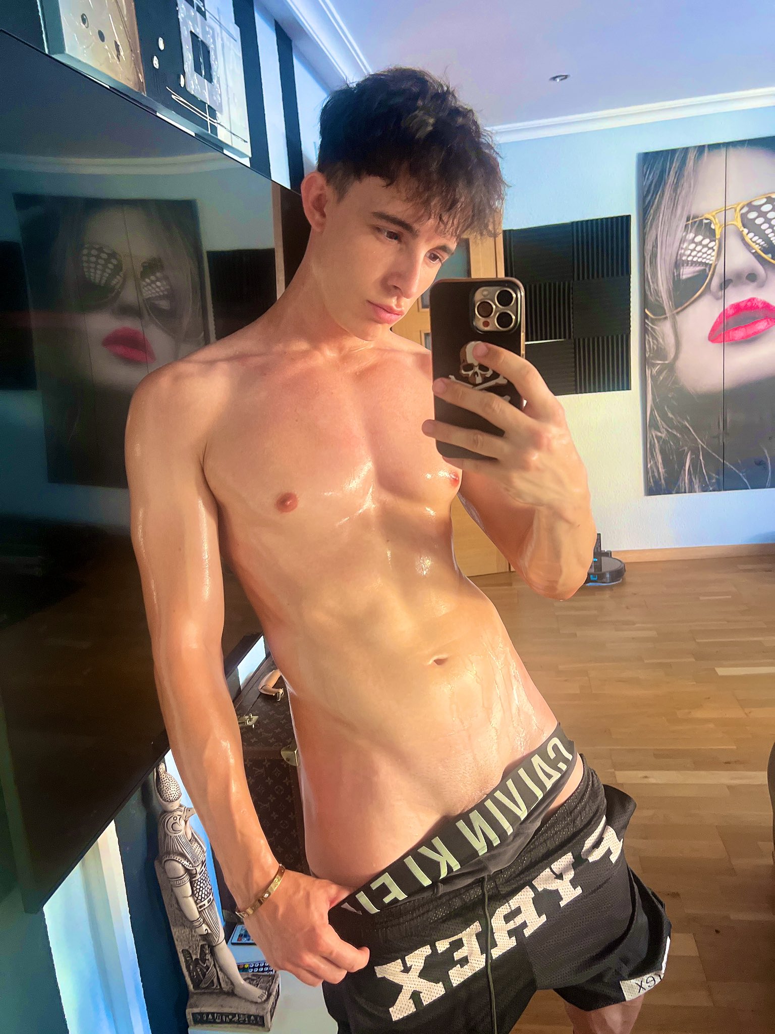 just about porn on X: RT @Itsliamgold: Rt to lick my sweat out of my body  👅💦 t.cogtRFAPGEx6  X