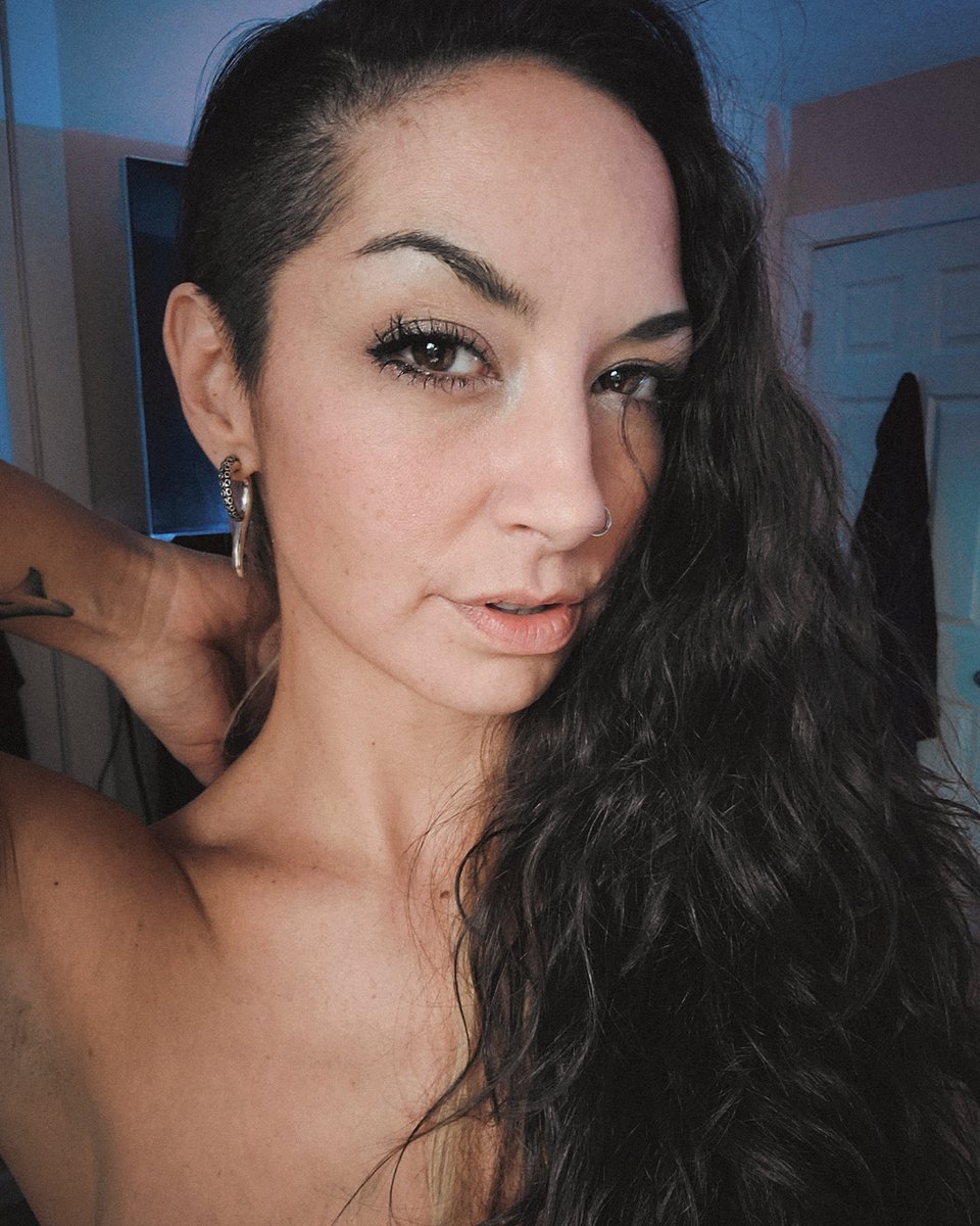 Artemismeafter's tweet photo. What do you think - Italian? Latina? Scottish? I want to hear your best guess.
#ancestry #browneyes #brunette #nosering #wristtattoo #milf #sideshave #sexyface #eyebrowsonPOINT #dickbutt #ยฏ\_(ใ)_/ยฏ https://t.co/OHNGmi5f56