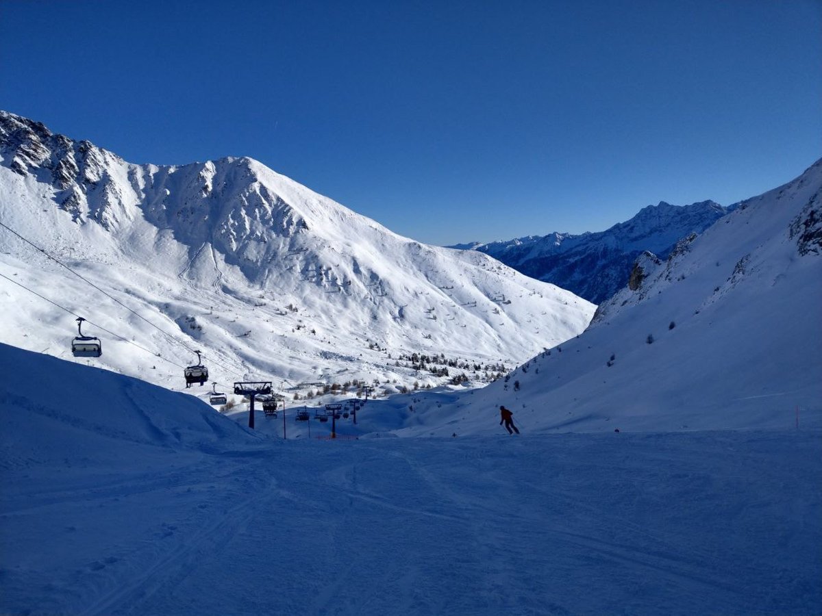 tonalecosmology's tweet photo. Lots of snow and great skiing conditions at this years winter school! 😎 #WSCtonale #cosmology https://t.co/oky2wChDfs