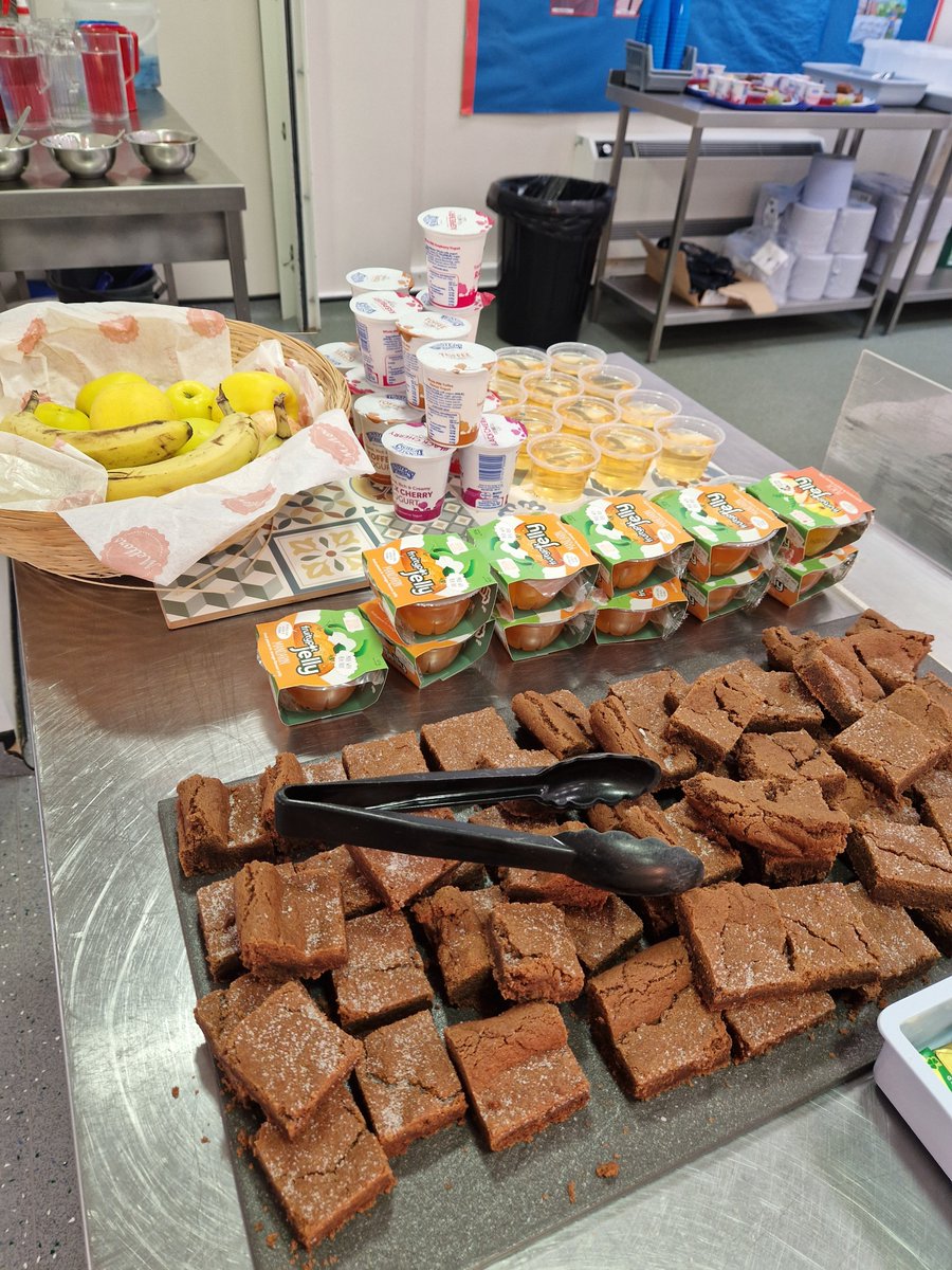 wla1295's tweet photo. Just a few things we have been up to here at woodlands! Fish Friday, fish fingers and chips or southern style veggie burger with gorgeous chocolate crunch and meat free Monday with pizza, home made quiche and coconut and jam sponge! #mellorsfamily #yummy food #happyhealthykids https://t.co/EXHwaNYCS1