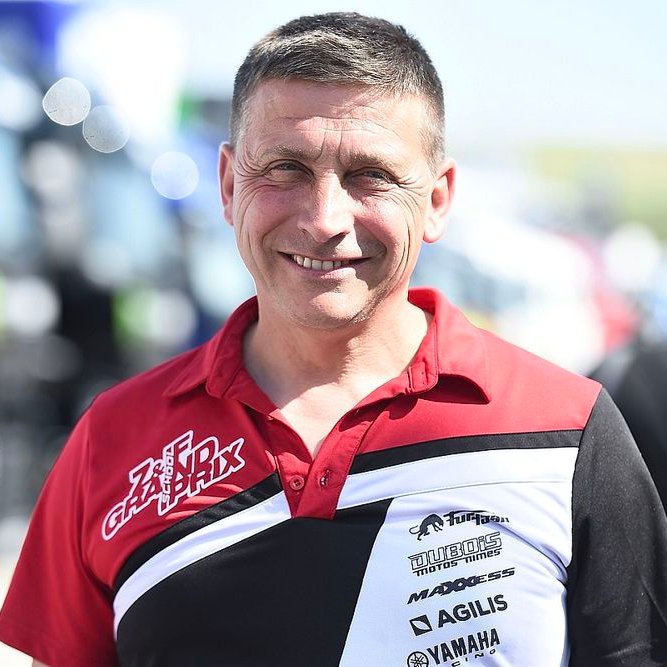 Nous apprenons ce soir le décès de Laurent Fellon. Ancien pilote, père et entraîneur de Lorenzo Fellon (Moto3), il avait également longtemps été le manager de Johann Zarco. 

Toutes nos pensées à ses proches 🙏