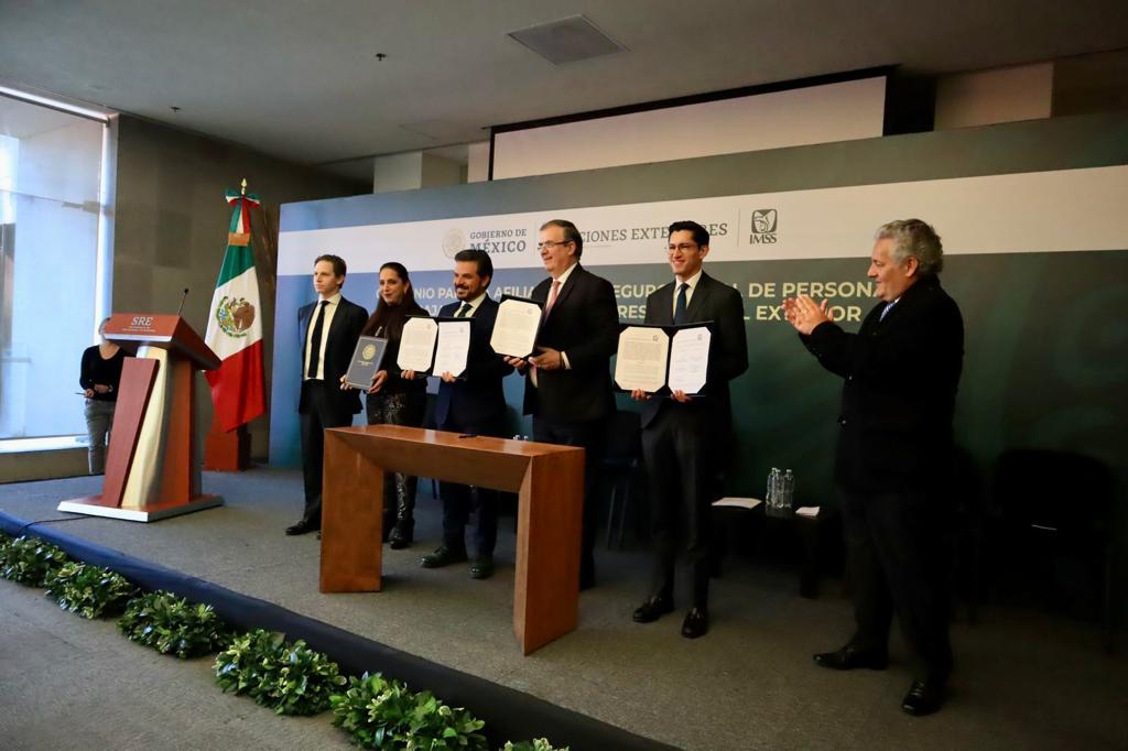 Relaciones Exteriores (@sre_mx) on Twitter photo 📸 El canciller <a href="/m_ebrard/">Marcelo Ebrard C.</a> y el director general de <a href="/Tu_IMSS/">IMSS </a>, <a href="/zoerobledo/">Zoé Robledo</a>, realizaron la firma del convenio para la afiliación al Seguro Social de personas trabajadoras mexicanas que residen en el exterior. El secretario destacó que, en 2023, las y los paisanos contarán con:
🧵 📸 El canciller <a href="/m_ebrard/">Marcelo Ebrard C.</a> y el director general de <a href="/Tu_IMSS/">IMSS </a>, <a href="/zoerobledo/">Zoé Robledo</a>, realizaron la firma del convenio para la afiliación al Seguro Social de personas trabajadoras mexicanas que residen en el exterior. El secretario destacó que, en 2023, las y los paisanos contarán con:
🧵