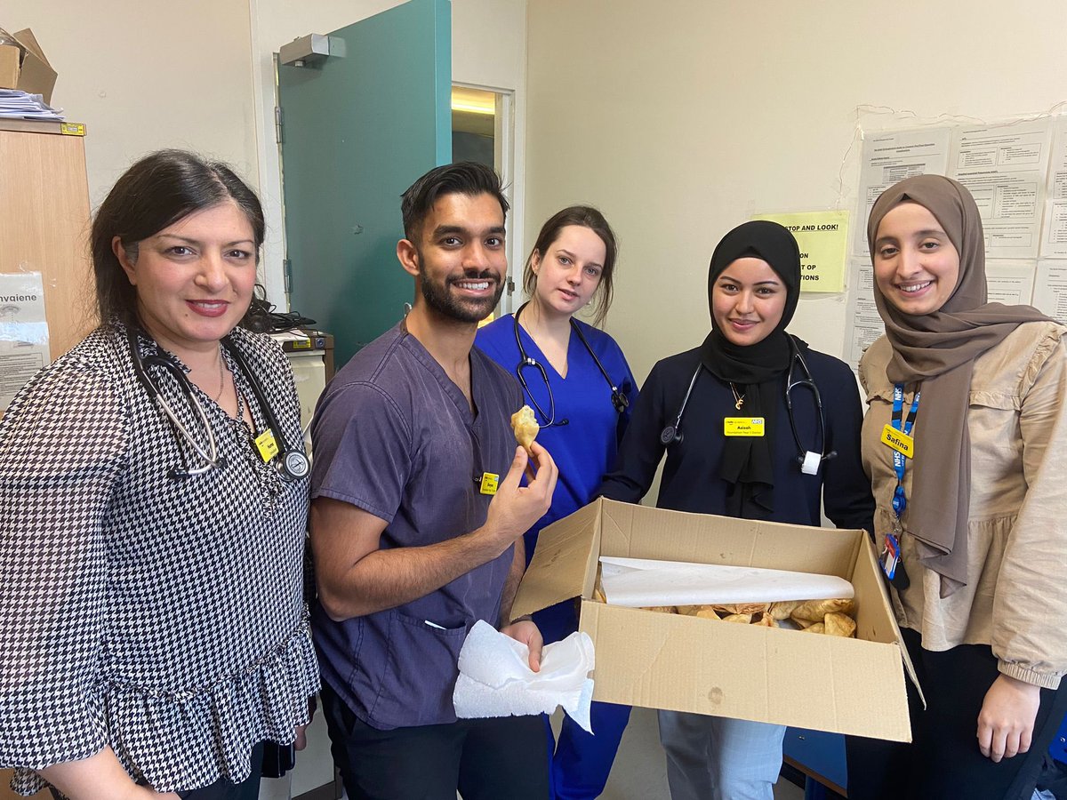 doc_hnaqvi's tweet photo. Channelled @AcutemedSarbc today 😊 
samosas for the team to say goodbye &amp; thankyou for their hard work! 🙏🏽
Great to see these guys just grow in confidence &amp; sass, just the way #Naqvi prescribed it 😂 #rotation1done ✅❤️
#naqvihotline247 #itsnevergoodbye https://t.co/EsyxA8AkNU